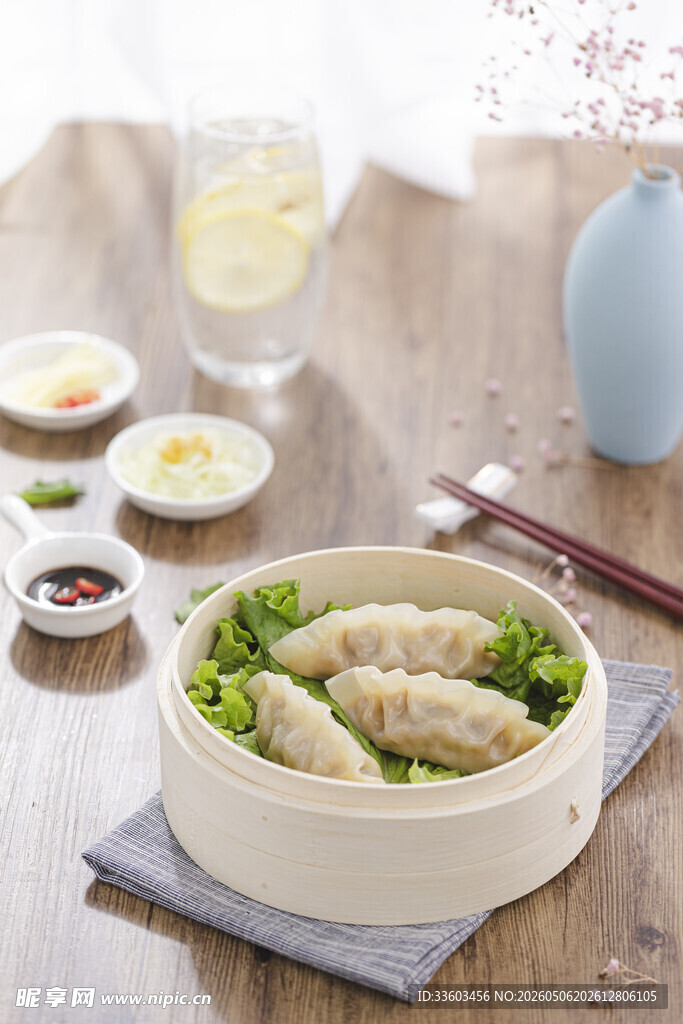 美味蒸饺摆放在木桌之上
