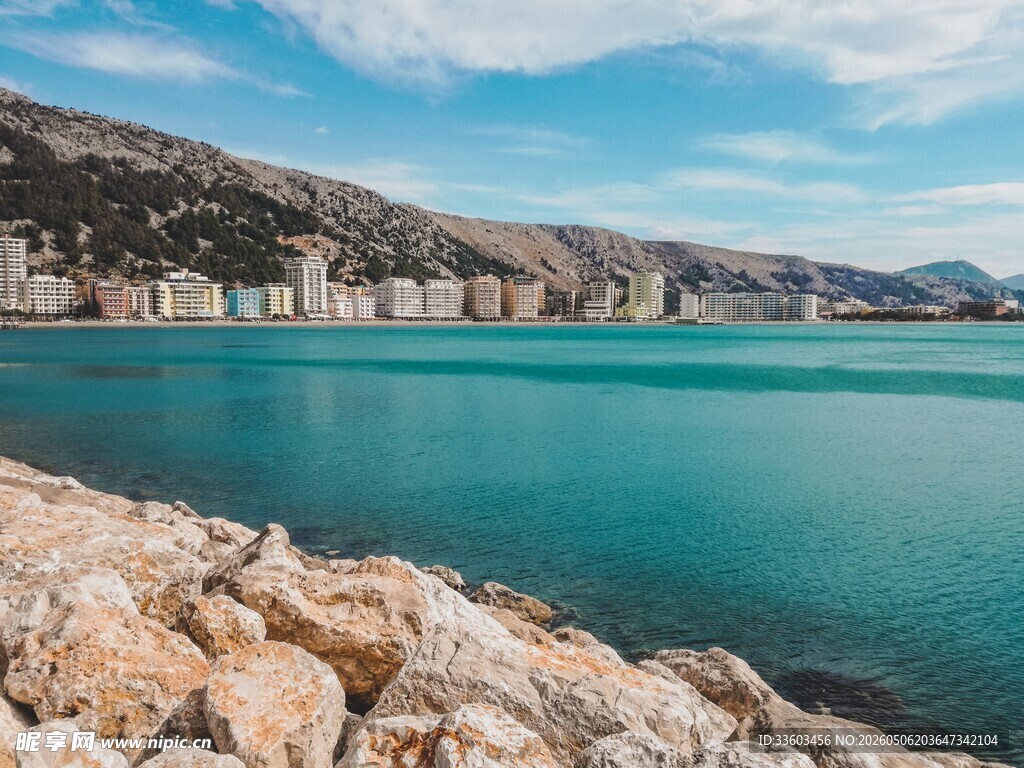 海边岩石与碧蓝海水风景