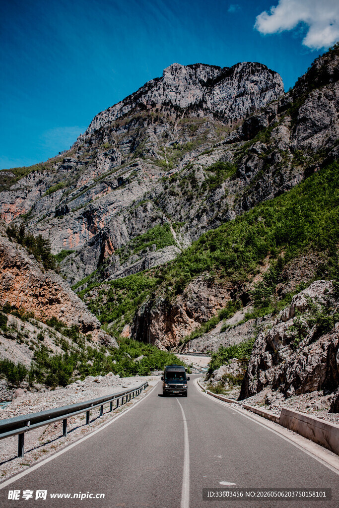 山间公路上的行驶车辆