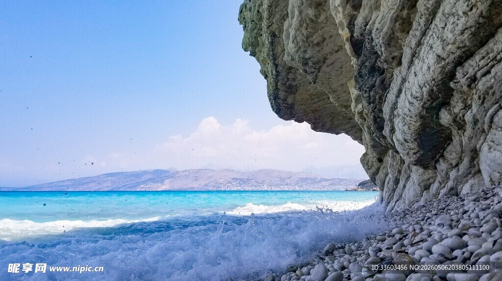 海边岩壁碧海蓝天美景