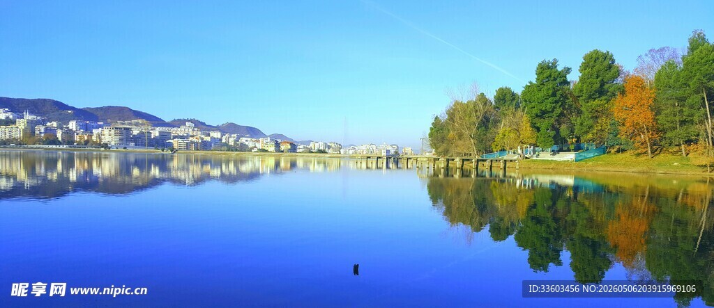 秋日湖畔美景