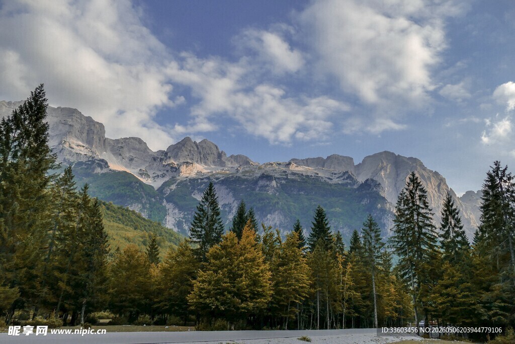 山林湖畔间的壮美山景