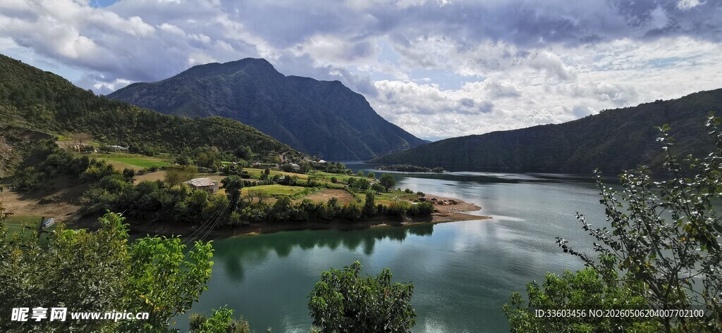 山水相依的静谧湖景