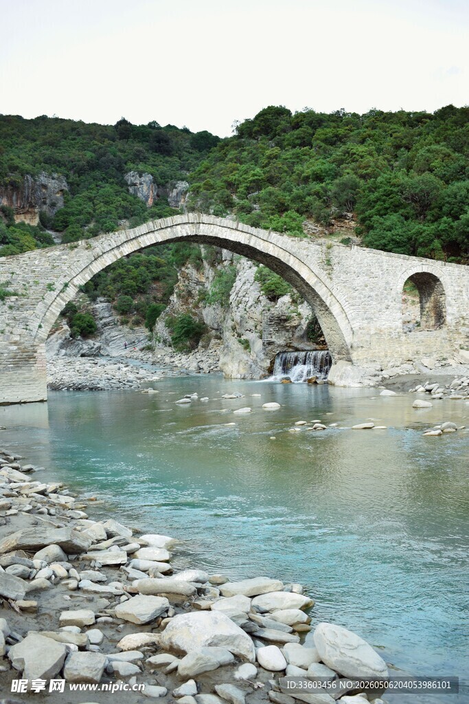 河畔古石桥自然美景