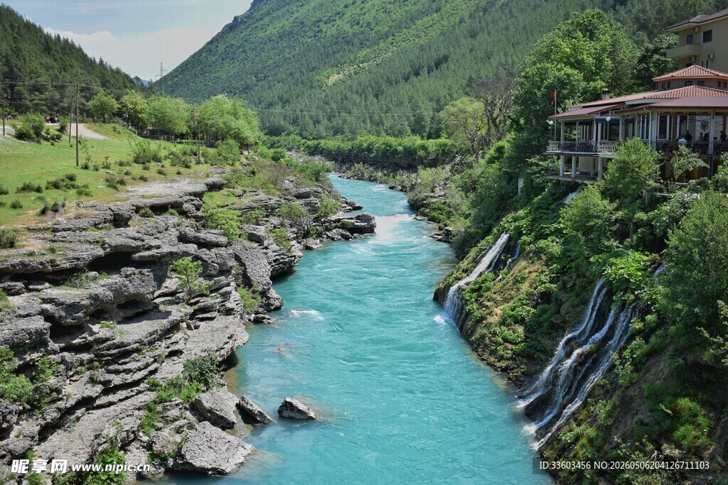 山间蓝溪旁的木屋风景