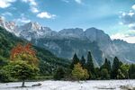 山间雪景与多彩林木景观