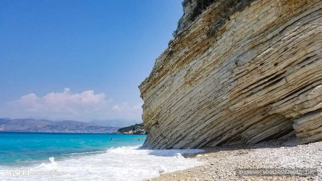 海岸边的层叠岩石与碧海