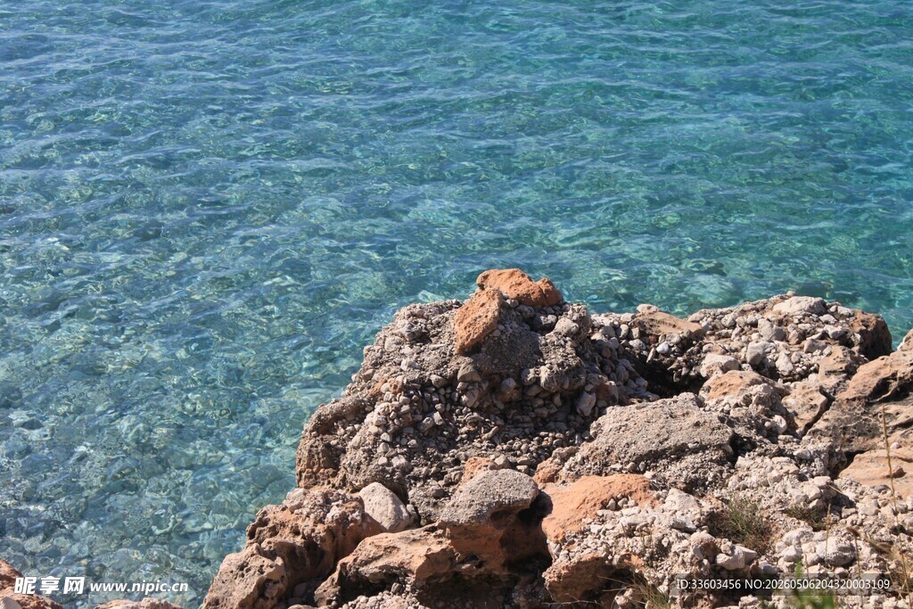 海边嶙峋礁石与清澈海水