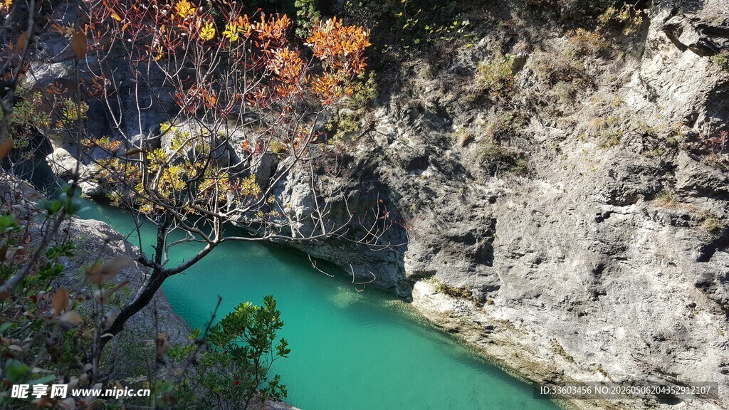 山间碧溪秋景