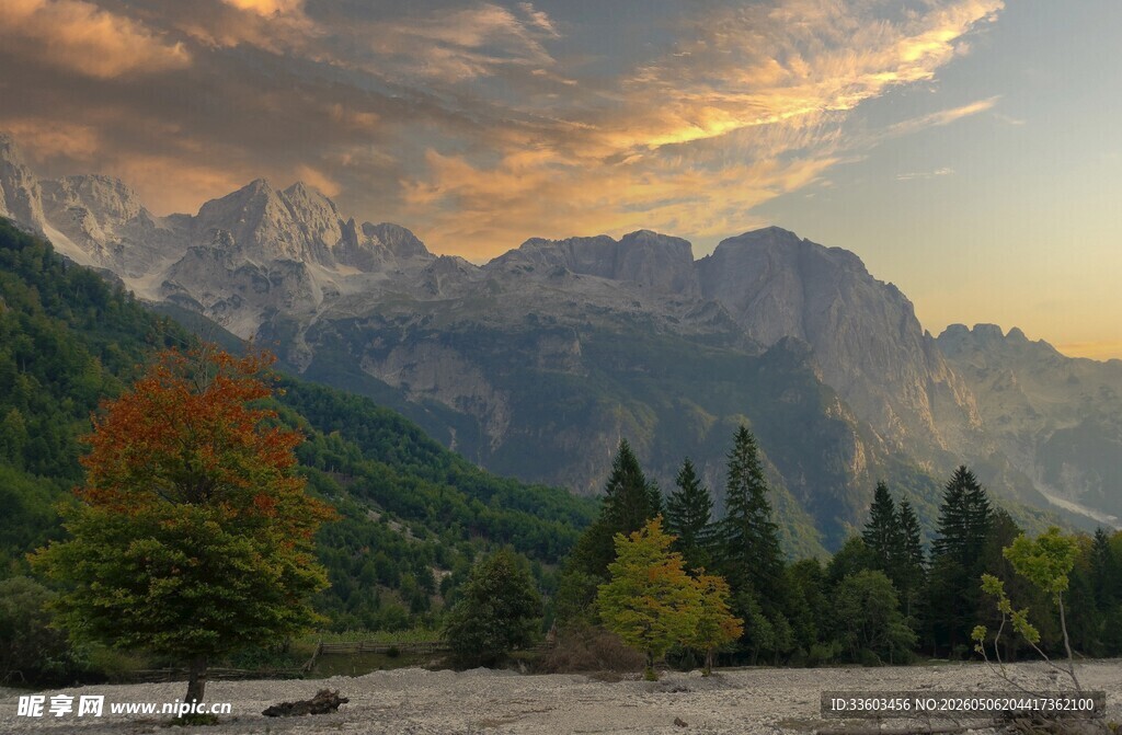 山间壮丽日落美景