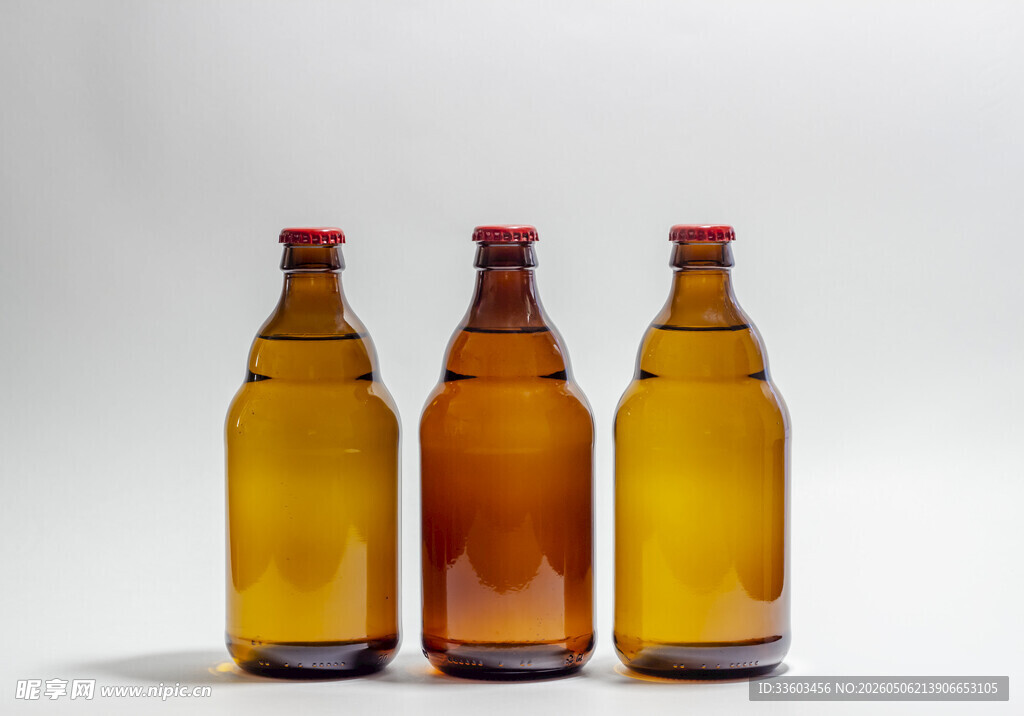 三瓶棕色啤酒瓶展示