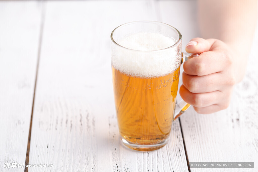 手持啤酒杯
