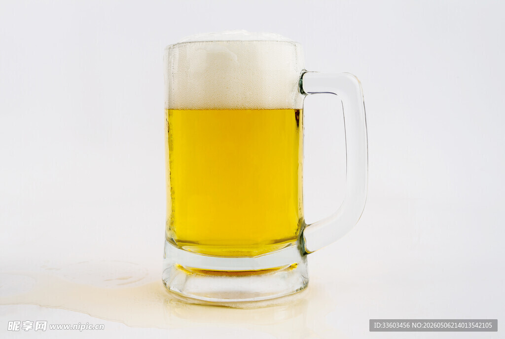 满溢泡沫的大杯鲜啤酒