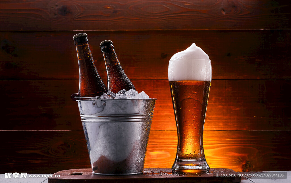 冰桶啤酒与满溢啤酒杯