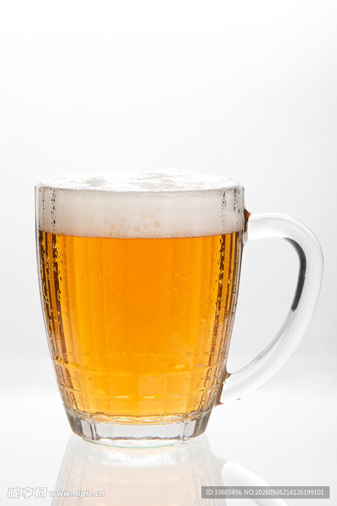 玻璃杯中满溢的金黄啤酒