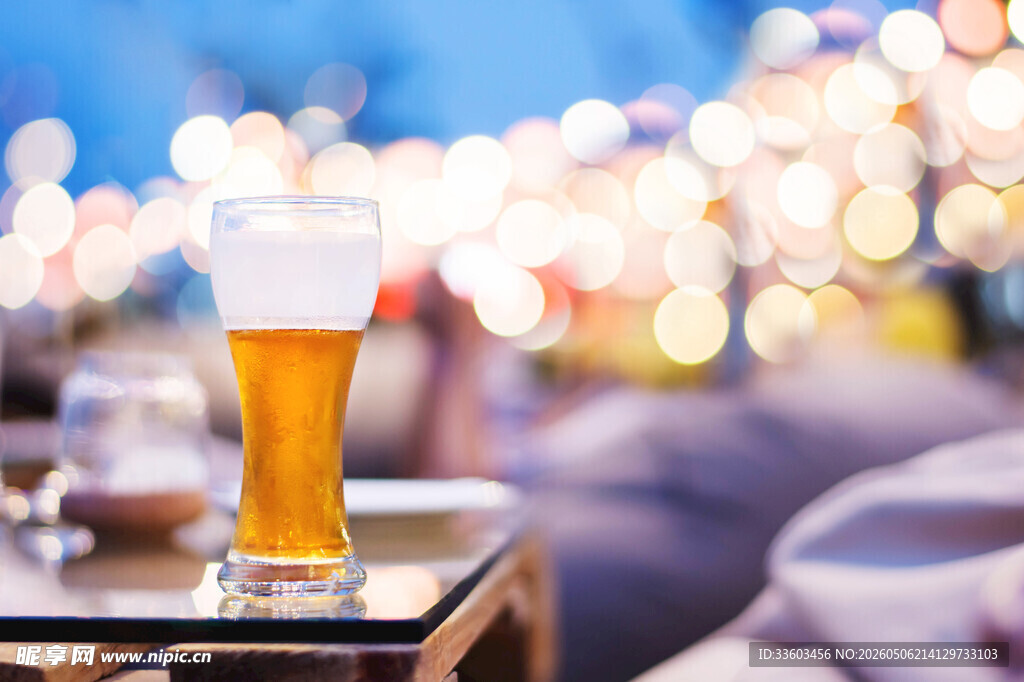 酒吧中一杯泡沫丰富的啤酒