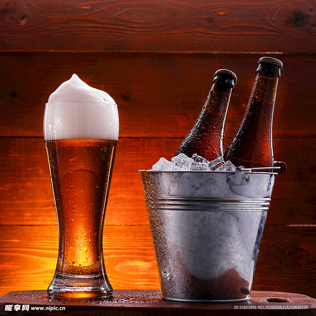 冰爽啤酒与泡沫满溢的玻璃杯