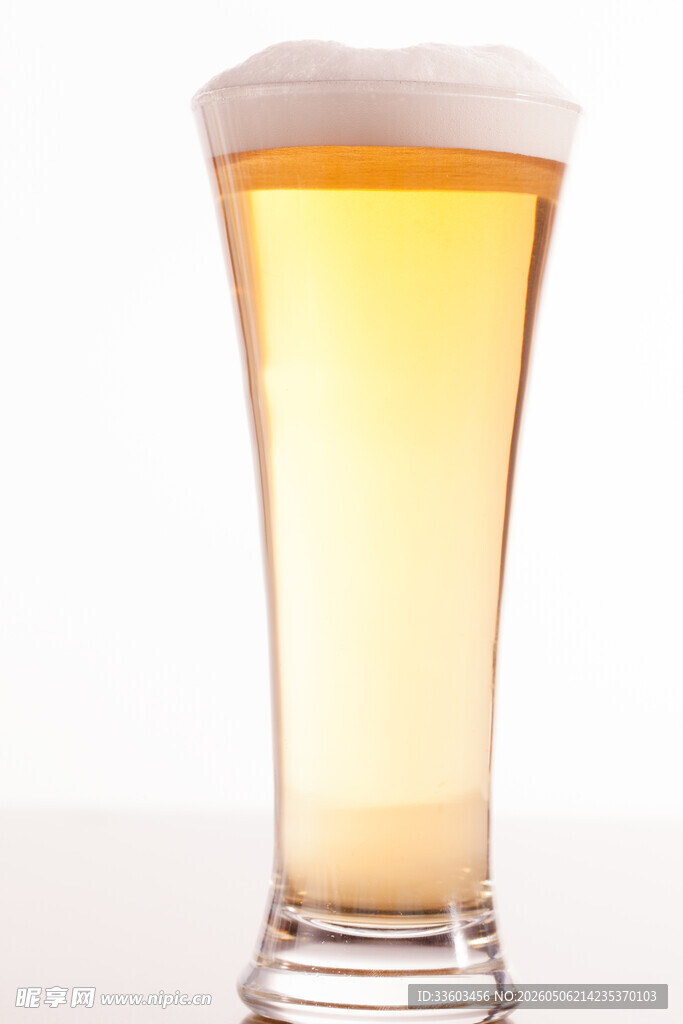 高脚杯中的金黄泡沫啤酒