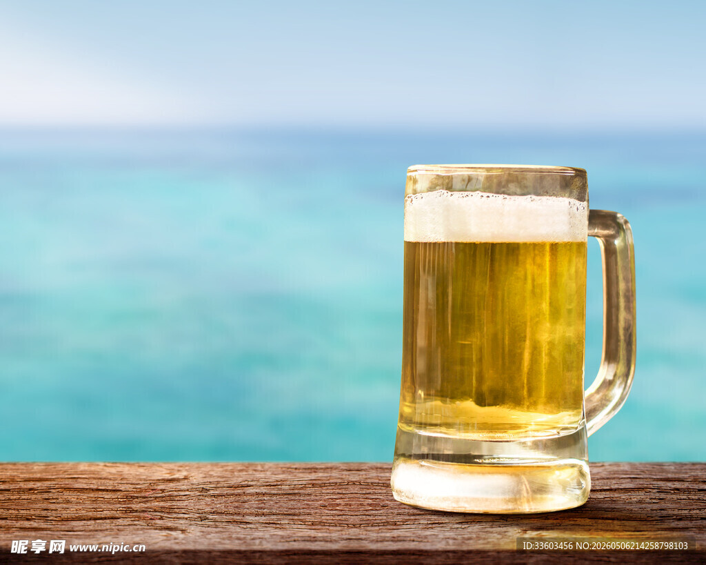 海边木桌上的啤酒杯