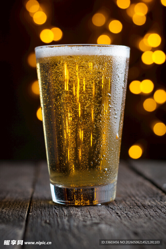 满溢泡沫的金黄啤酒杯