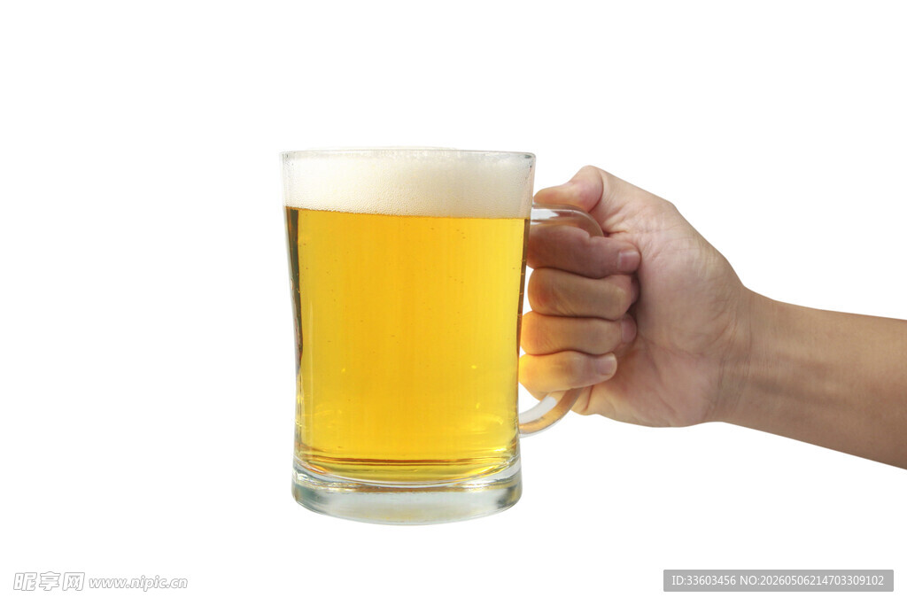 手捧满杯啤酒