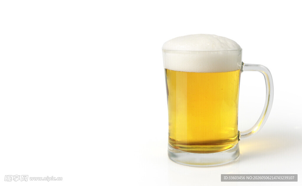 满溢泡沫的金黄啤酒杯