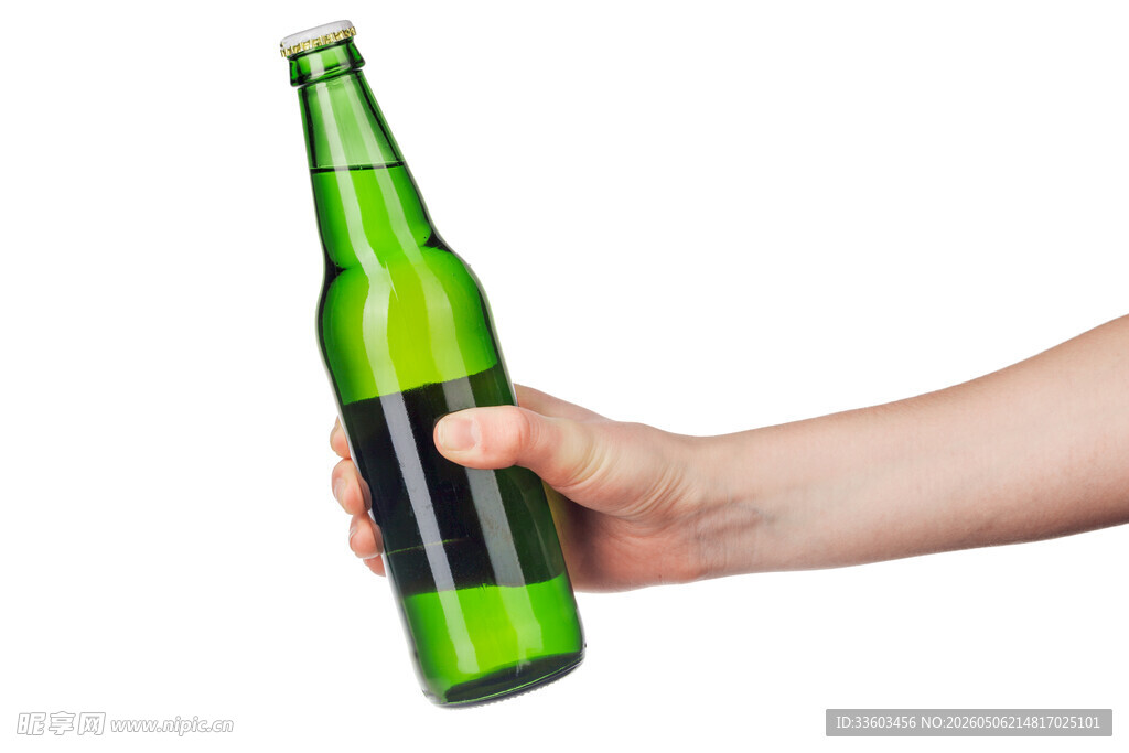 手持绿啤酒瓶特写