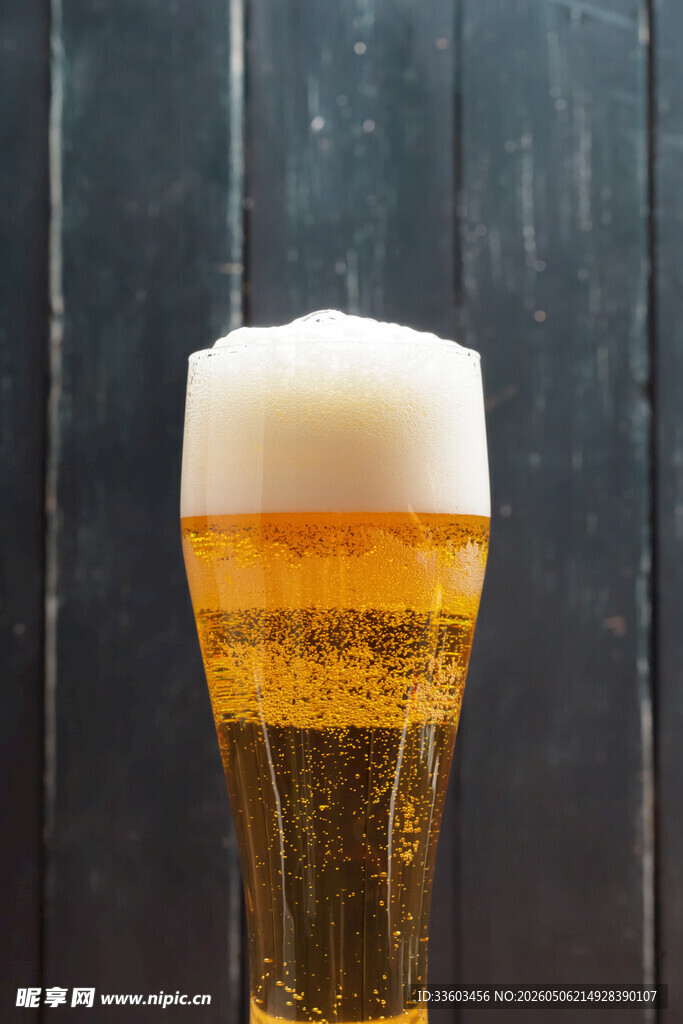 满溢泡沫的金黄色啤酒杯