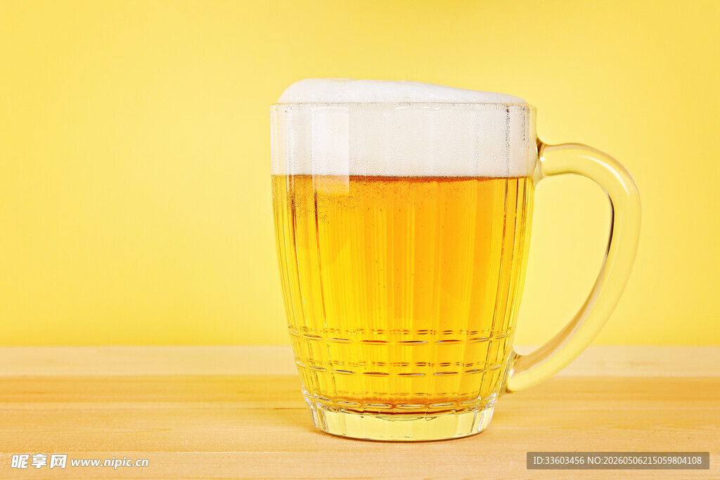 满溢泡沫的金黄啤酒杯