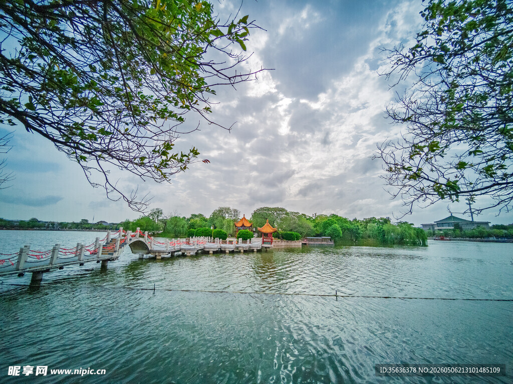 龙亭潘家湖畔栈桥美景