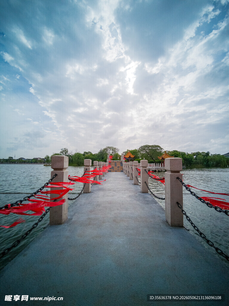 开封龙亭湖畔红绳桥景