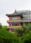 中式彩楼屹立绿植间