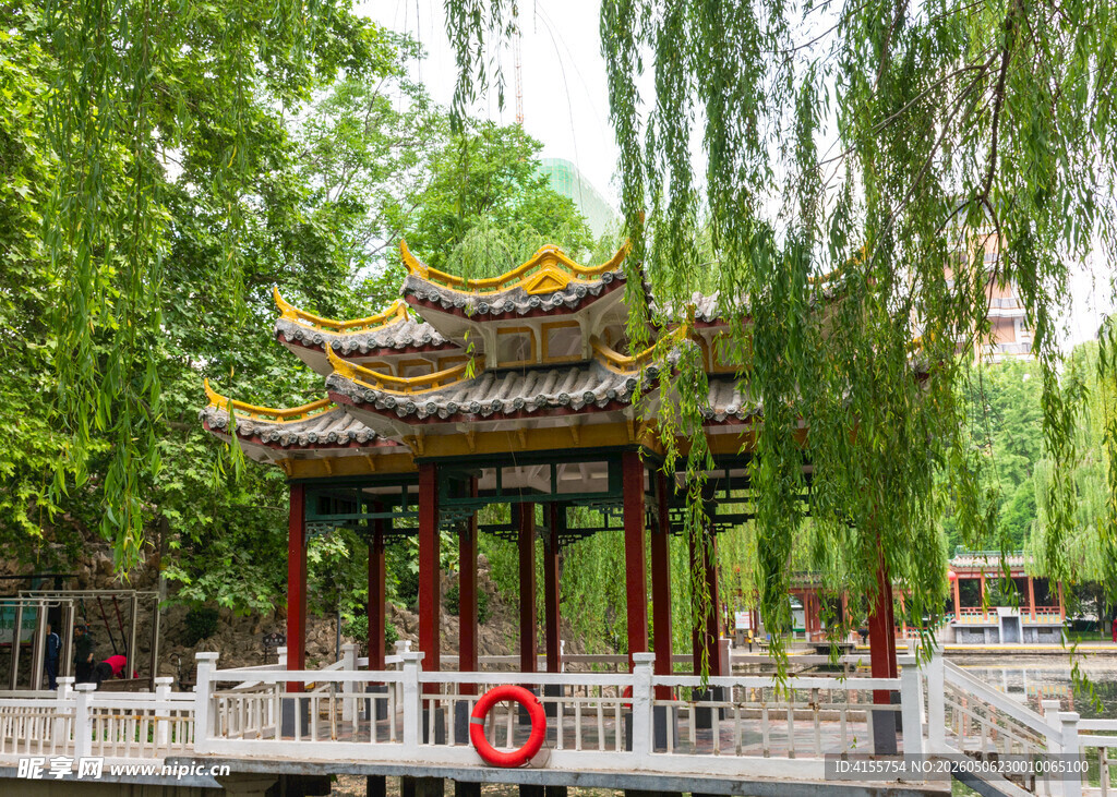 中式古典凉亭绿树环绕