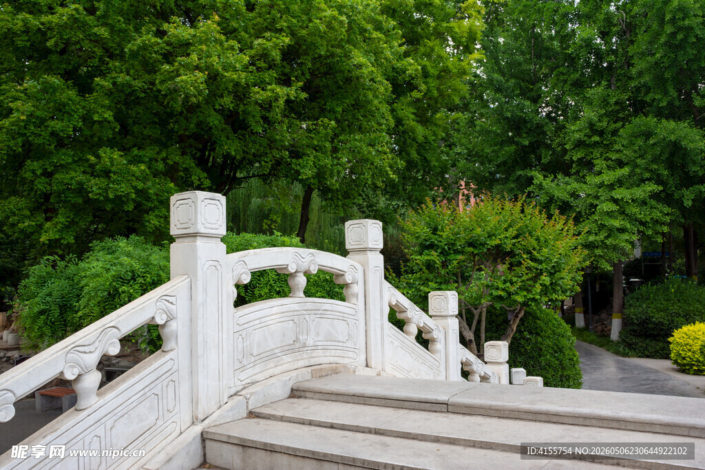 中式石桥旁绿意盎然景致