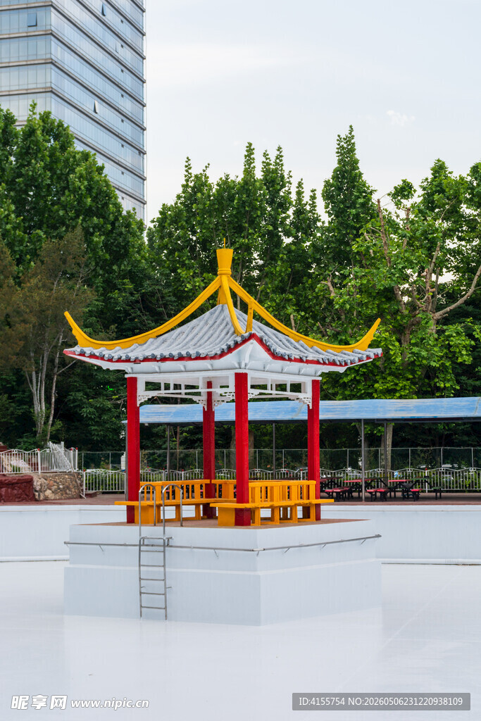 中式凉亭城市中的古韵风景