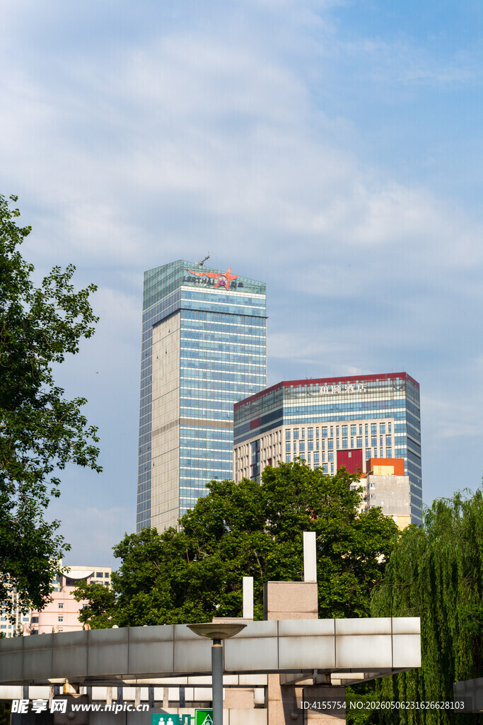 城市中高耸的现代化建筑