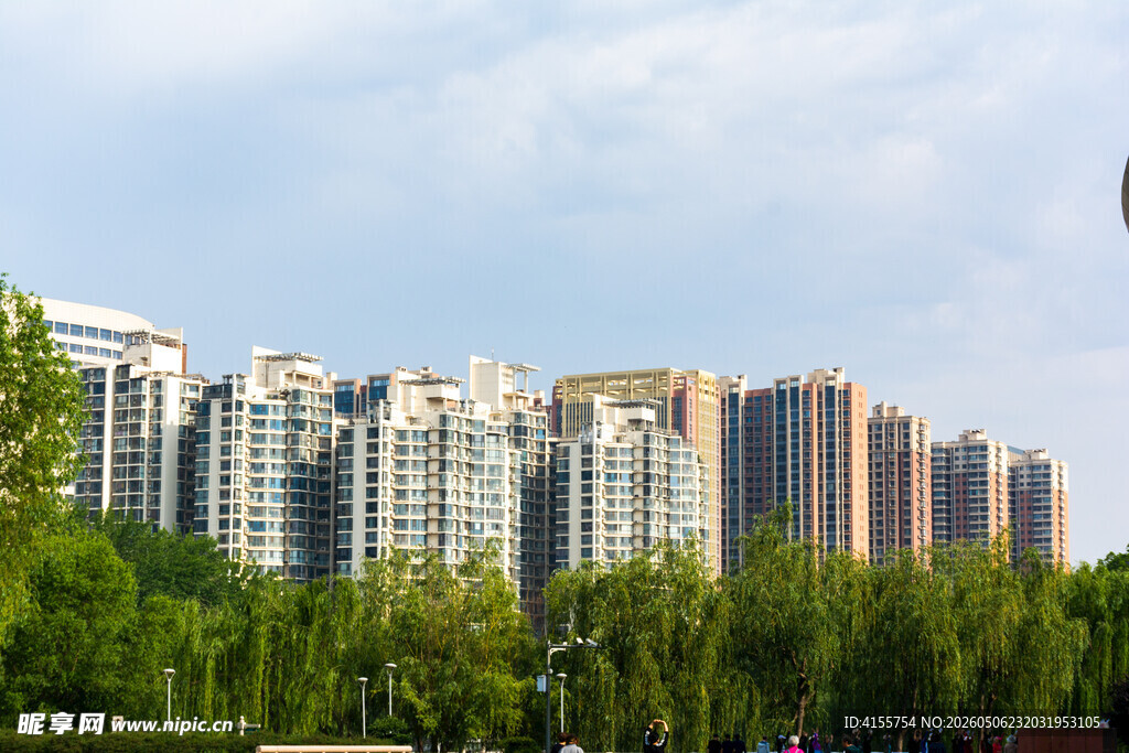 城市林立高楼与绿树景观