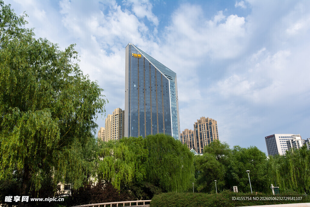 城市绿树间的摩天大楼