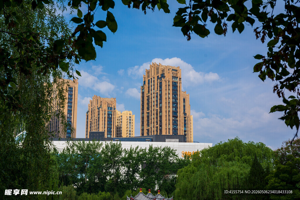 绿树掩映中的高层住宅区
