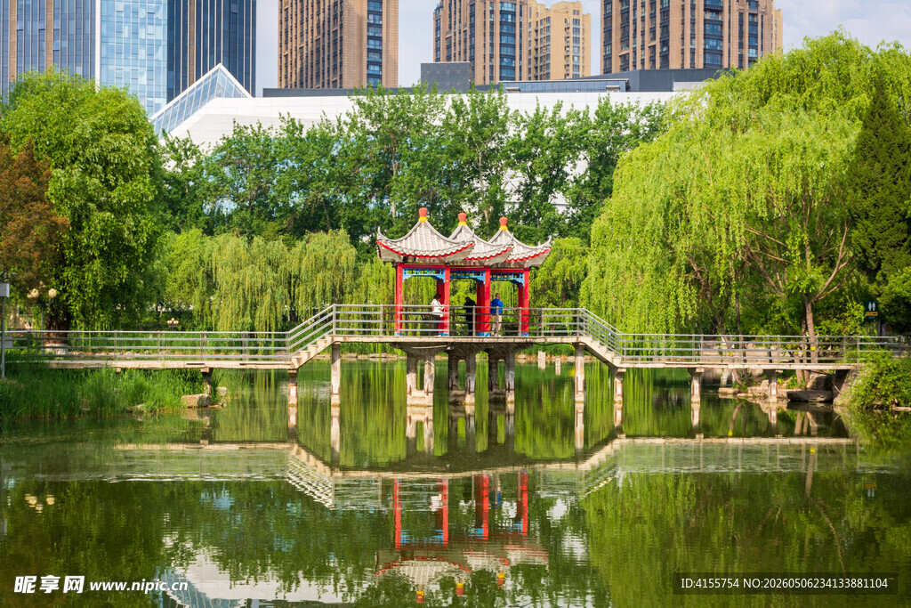 湖畔凉亭城市中的静谧美景