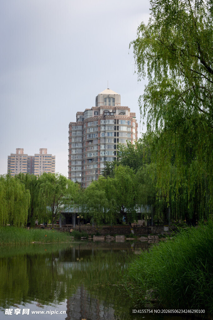 湖畔绿树环绕的城市建筑