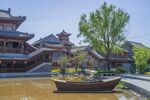 中式古建旁的小船景观