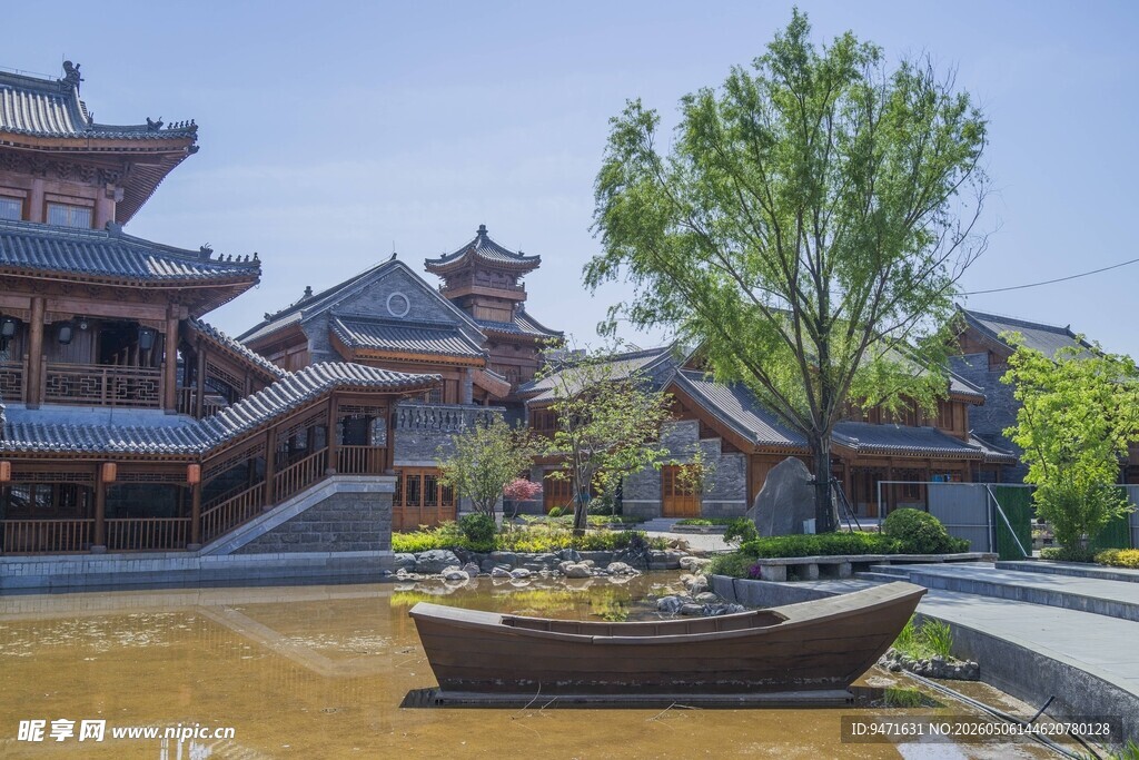 中式古建旁的小船景观