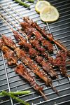 烤架上的美味肉串