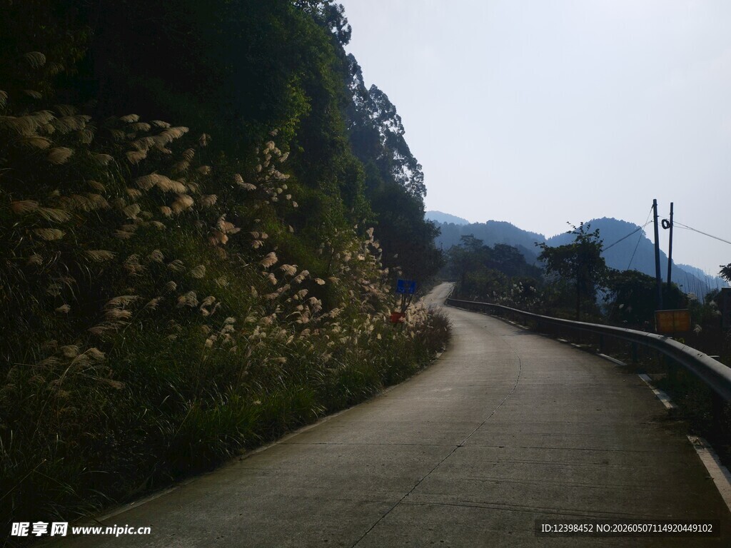 山间蜿蜒小路