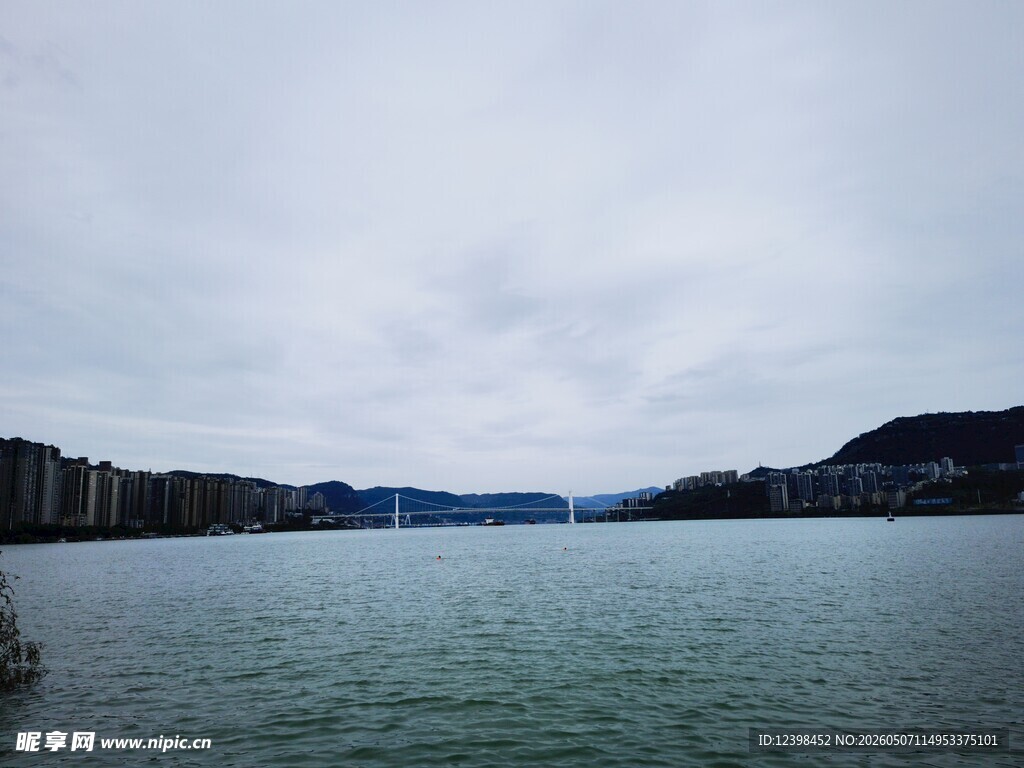 宁静湖畔风光