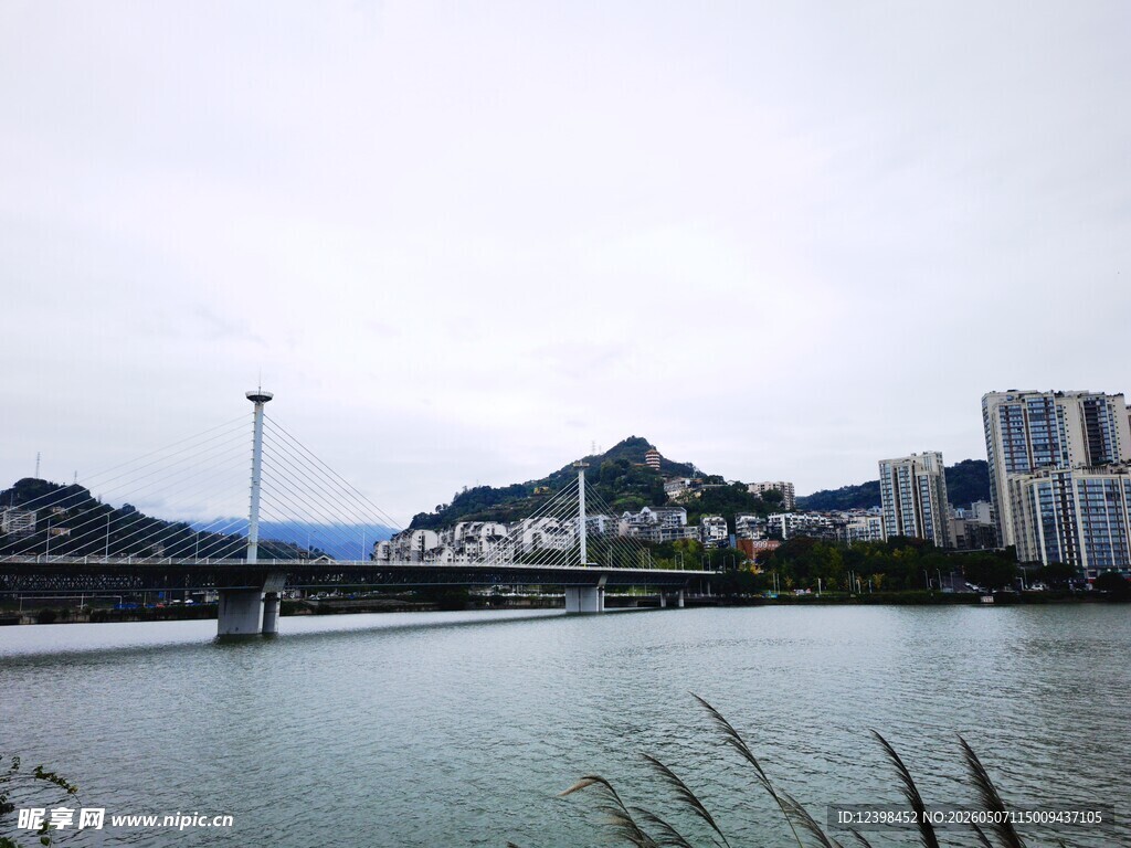 河畔城市风光