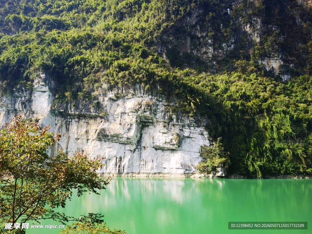 碧绿湖水与崖壁相映成趣