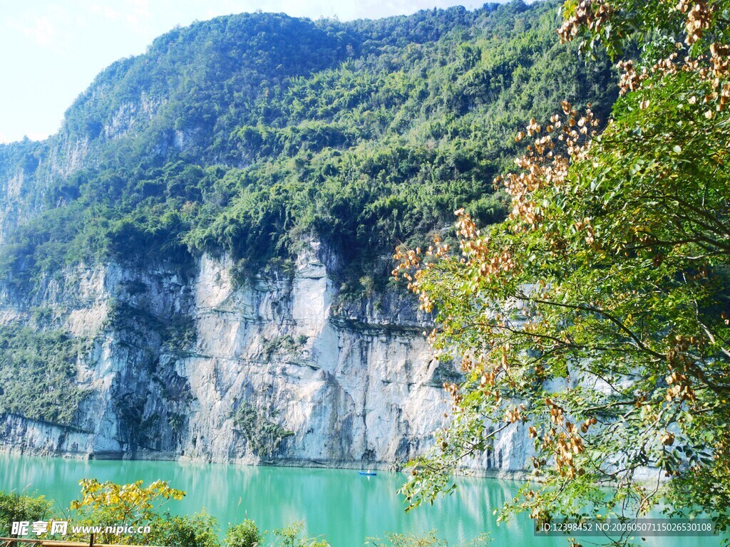 青山绿水间的秀丽江景