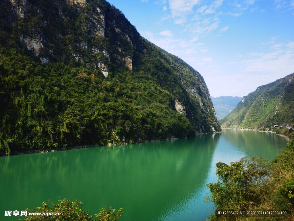 青山绿水间的秀丽河谷